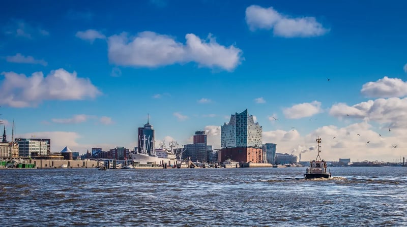 Hamburg Elbe, shutterstock_1221959992