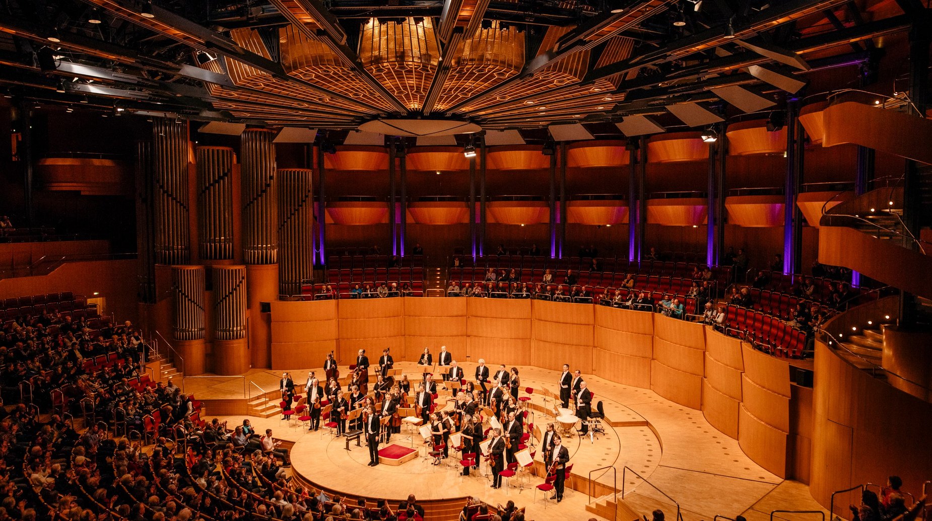 Zaal en podium Philharmonie Keulen met publiek_c_Koelnmusik_Joern_Neumann