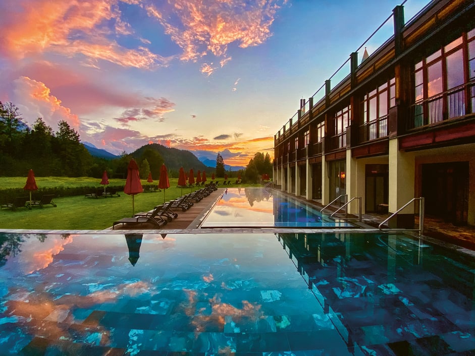 SchlossElmau_Hideaway_SunsetPool__c_SchlossElmau_2486