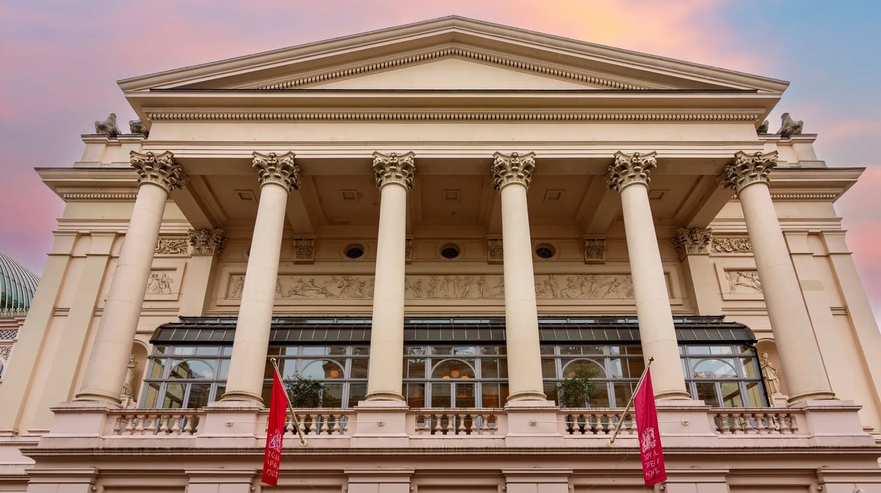 Royal Ballet and Opera House Londen shutterstock_2535266877