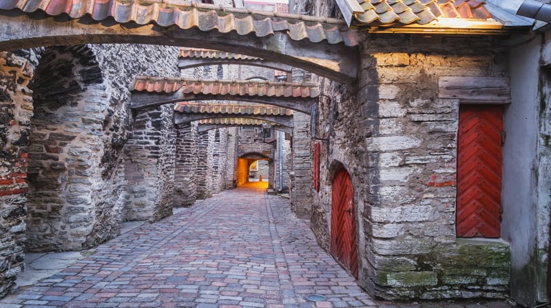 Tallinn Passage van St. Catherine, shutterstock_1079062865