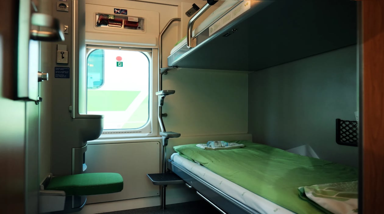 VR_night_train_cabin_for_two