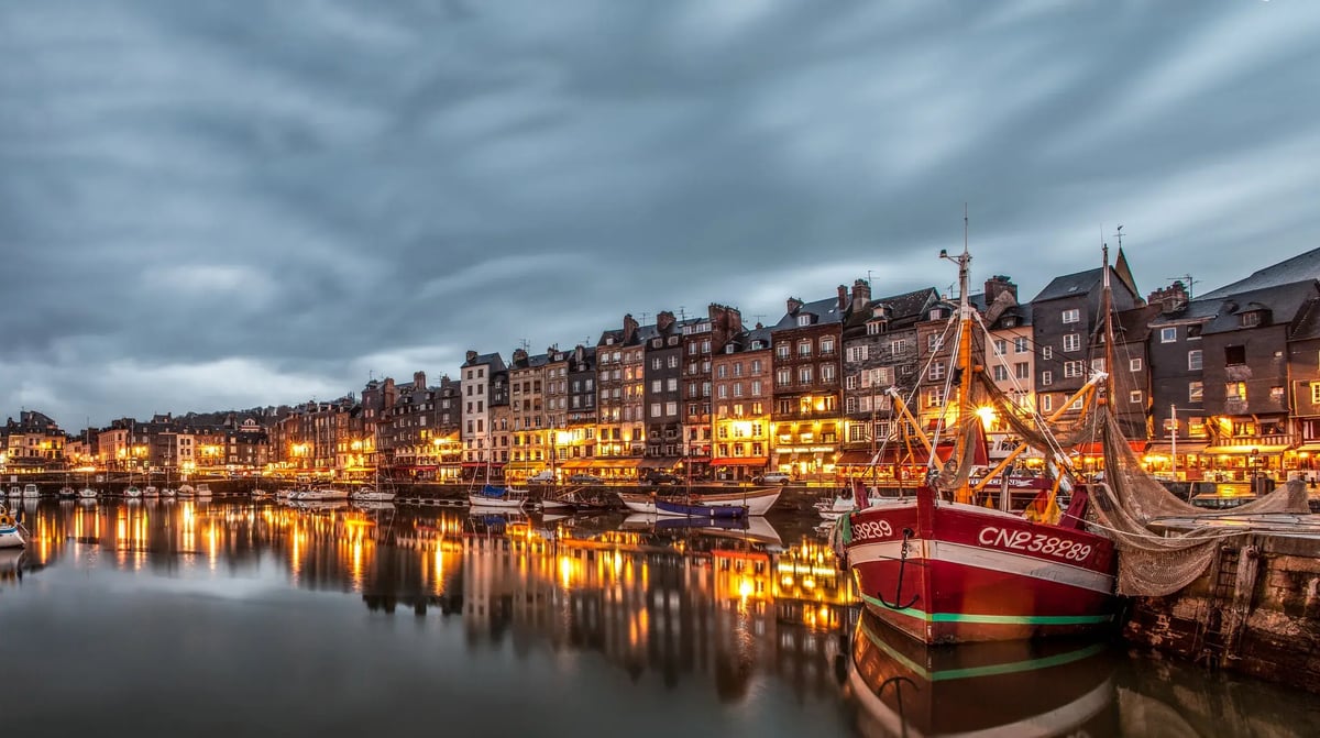 800px-Honfleur_panorama_at_night