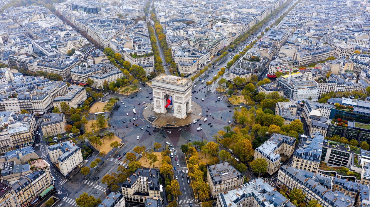 Parijs, Arc de Triomphe shutterstock_1867822423