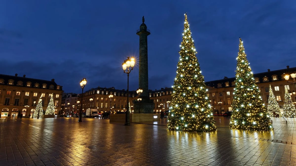 Statue Napoleon Bonaparte on Place Vendome Parijs, shutterstock