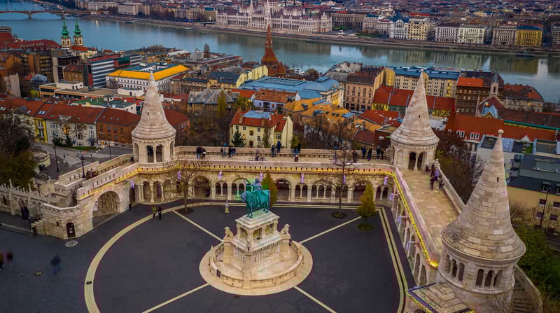 Fishermans Bastion met standbeeld King Stephen I shutterstock_1947381970