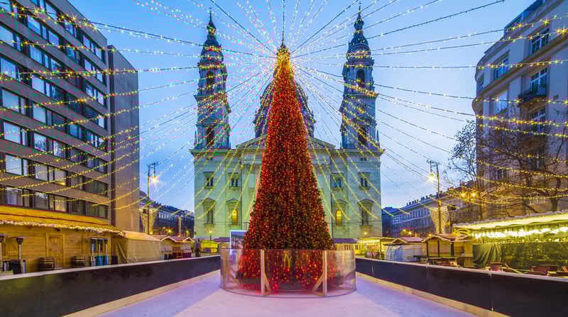 Kerstmarkt op Sint-Stefanusbasiliek Boedapest shutterstock_696010939