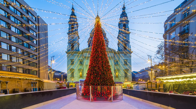 Kerstmarkt op Sint-Stefanusbasiliek Boedapest shutterstock_696010939