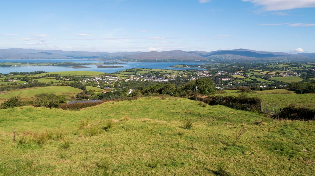 Uitzicht Bantry Bay en Bantry West Cork shutterstock_1422157073