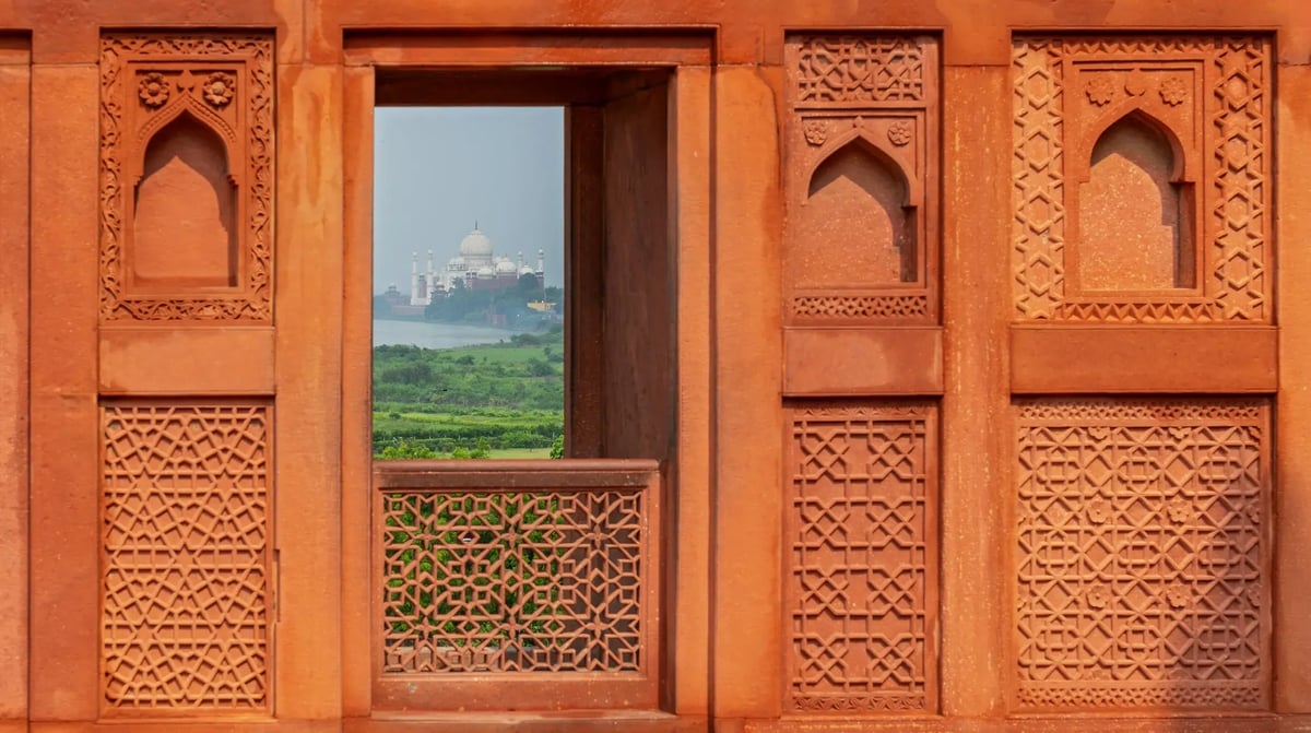 India, Agra, Agra Fort zicht op Taj Mahal_2614815137