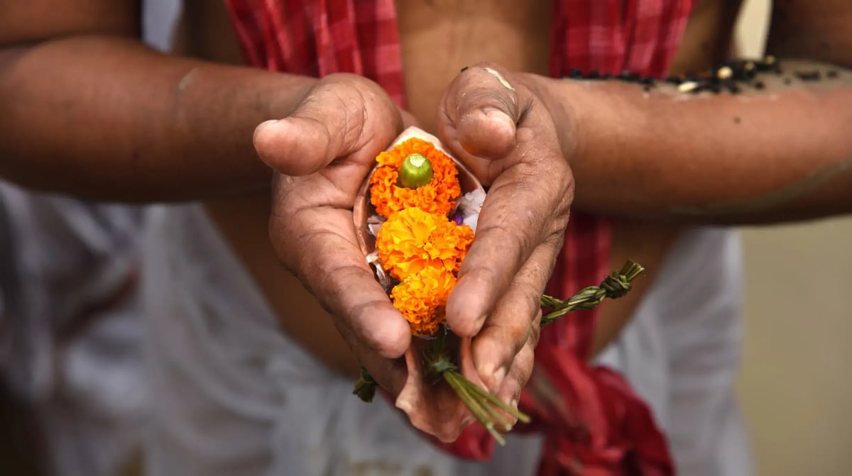 India, tarpan hindu religious ceremony_2054868767