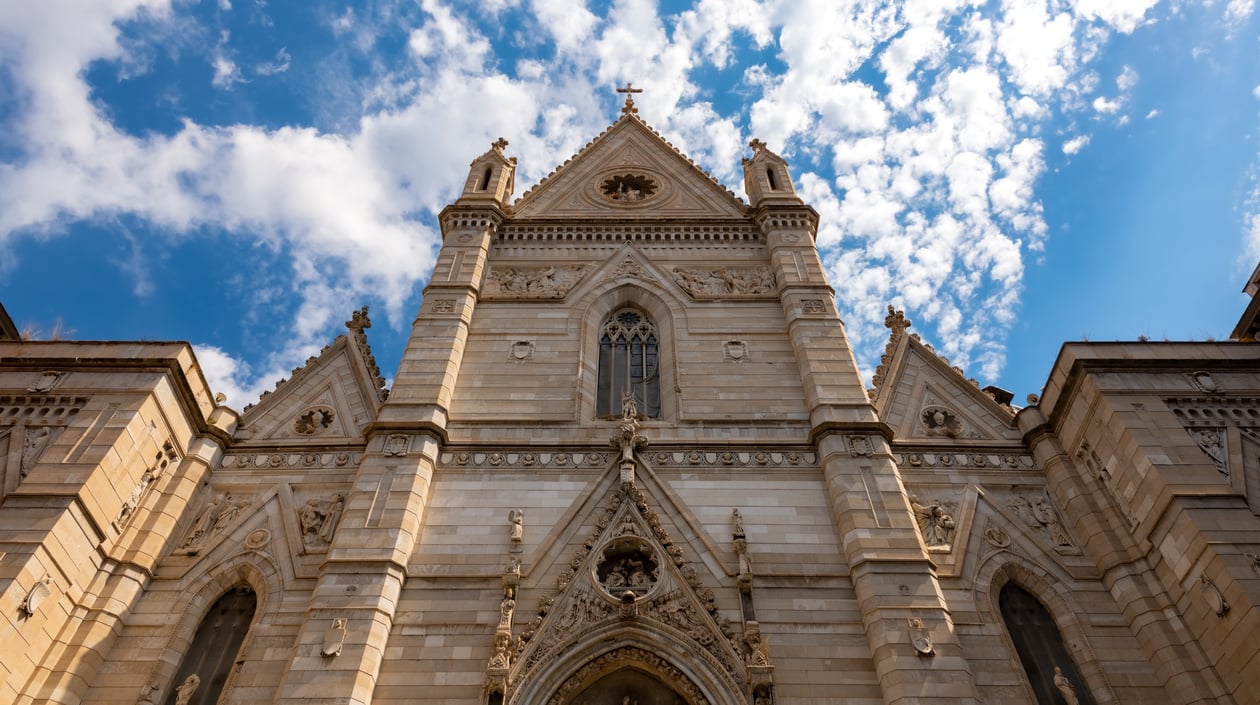 Cattedrale di Santa Maria Assunta Napels shutterstock_2201710231