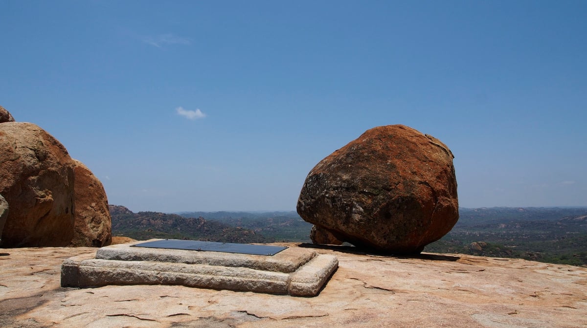 Zimbabwe - Tomb_Cecil_Rhodes2