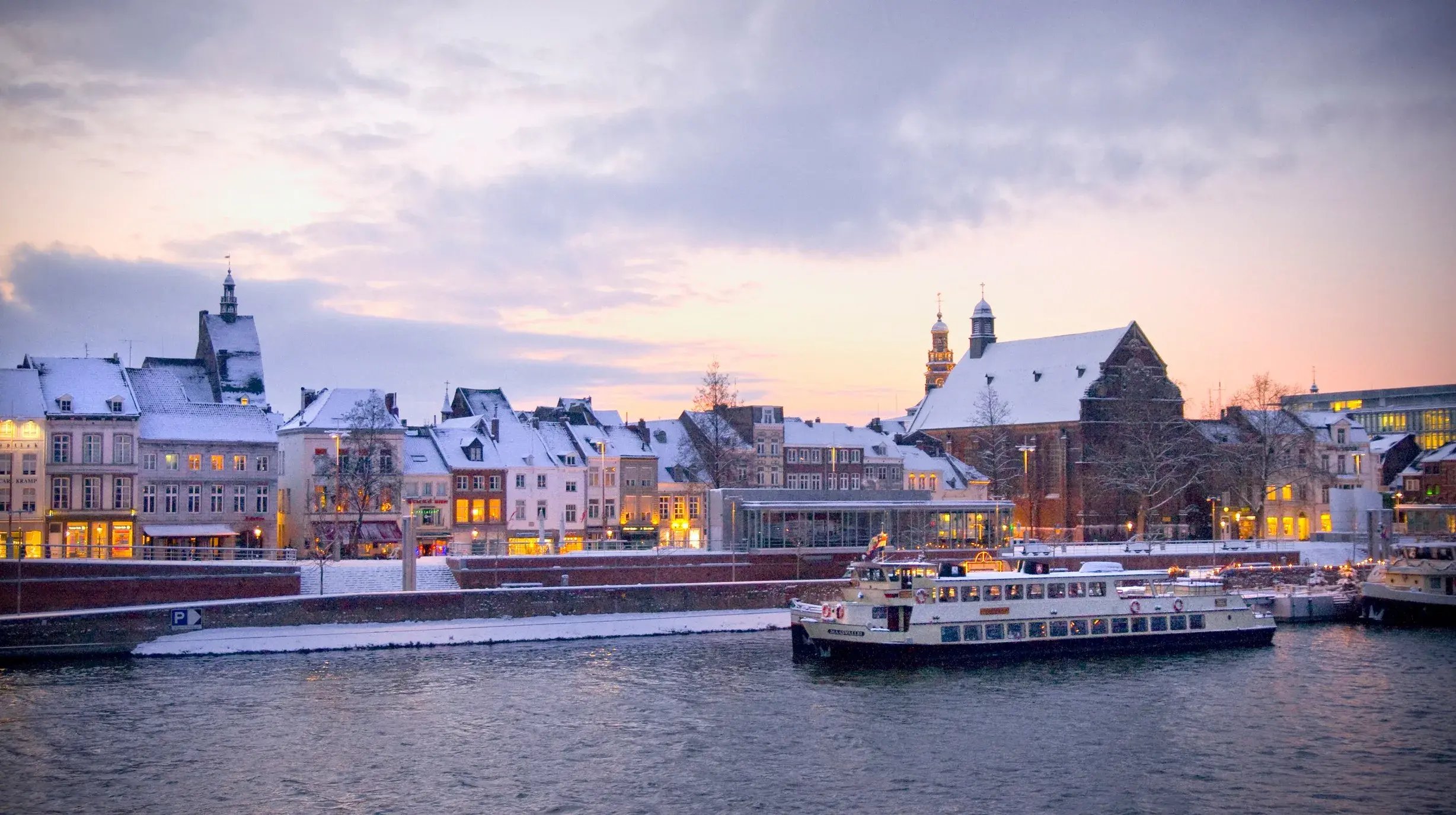 maastricht_winter__maas_und_boot_rederijstiphout (1)