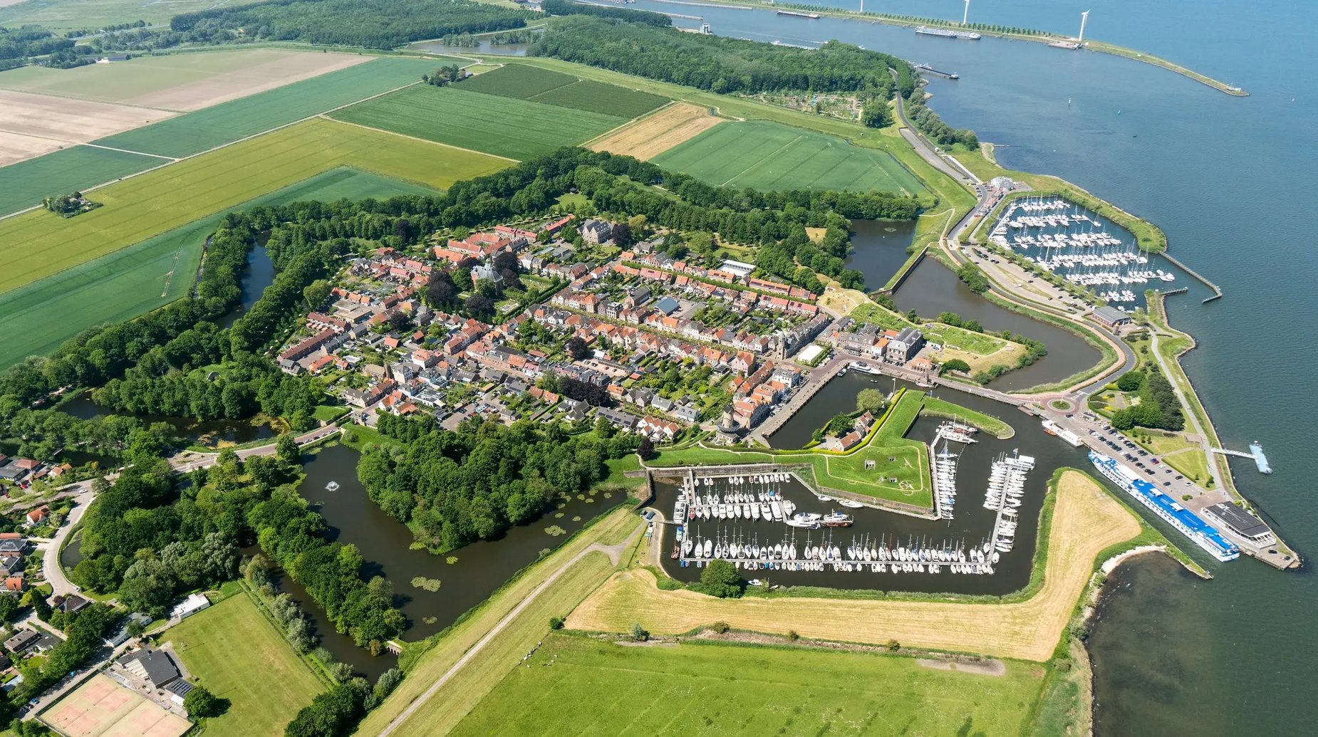 Willemstad_shutterstock_2341825679