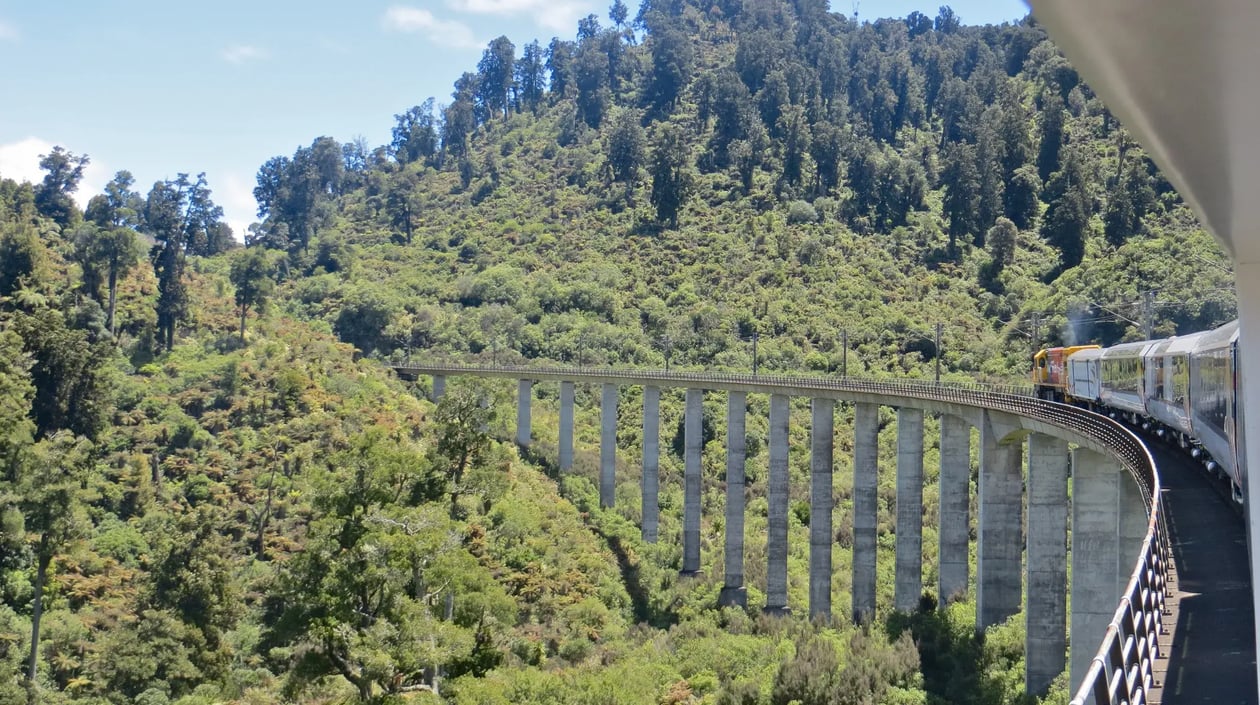 Northern_Explorer_on_Hapuawhenua_Viaduct
