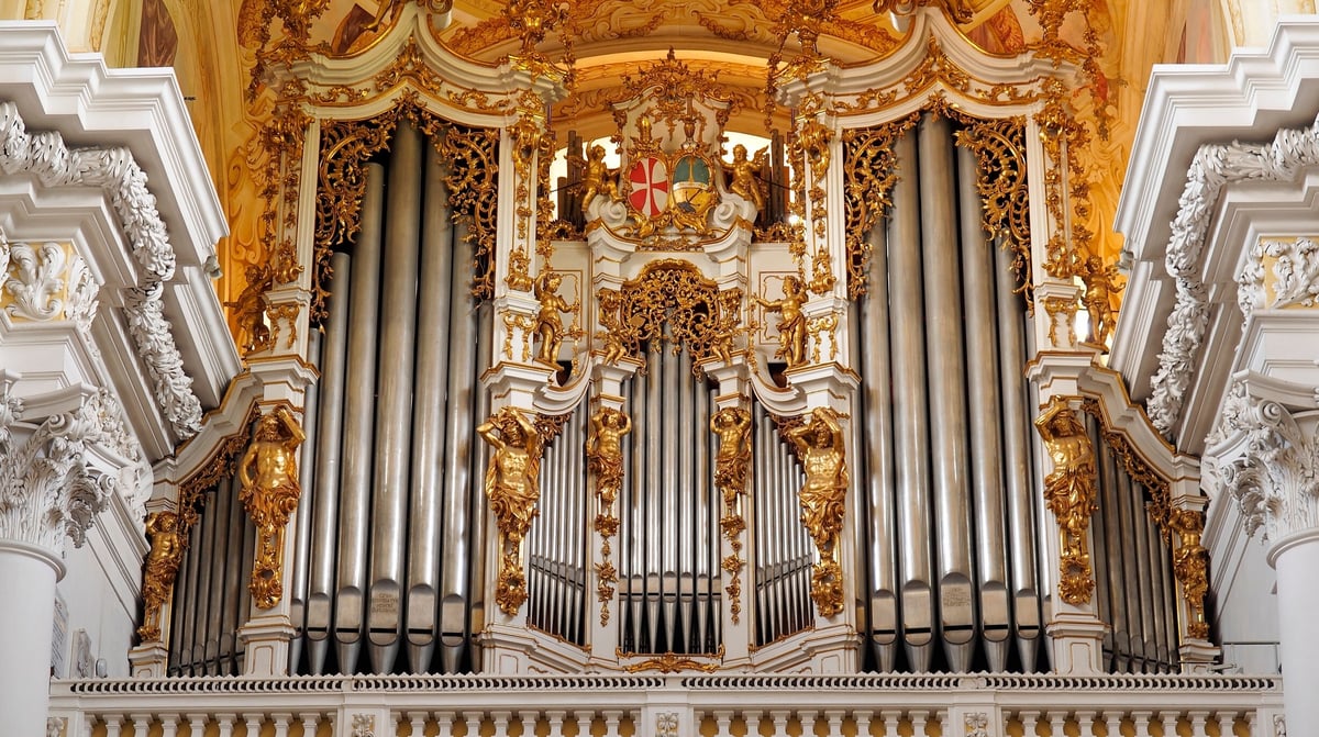 Linz Bruckner Orgel in Sankt Florian, shutterstock_2519974429