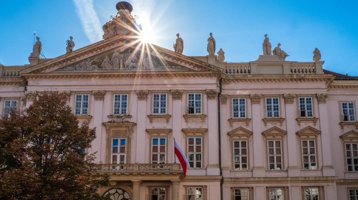 Primaatspaleis Bratislava, shutterstock_2366729291