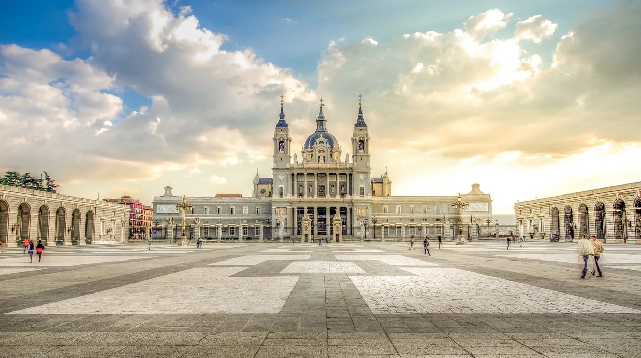 Kathedraal van Almudena, Madrid shutterstock_707155672