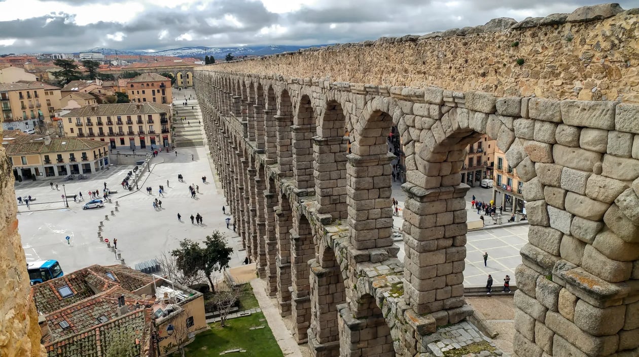 Aquaduct Segovia Spanje, shutterstock_2368462275