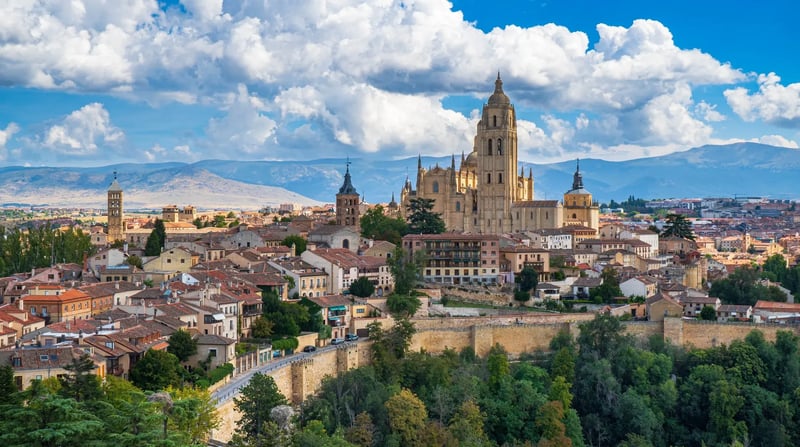 Old Town Segovia Spanje, shutterstock_2496614197