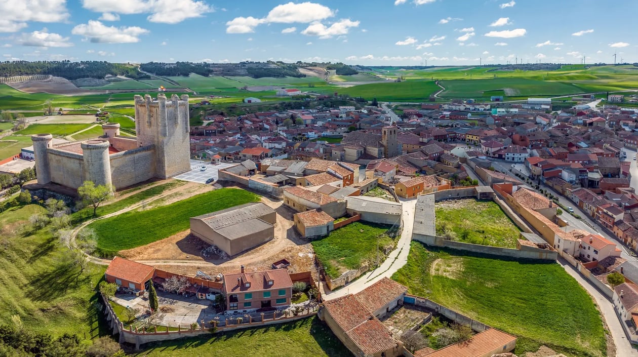 Castle Communards Torrelobaton Valladolid Spanje, shutterstock_2294728429