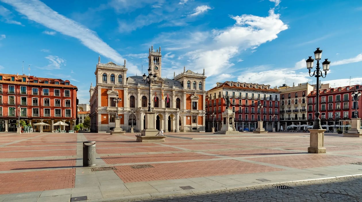 Plaza Mayor Valladolid Spanje, shutterstock_1483432640