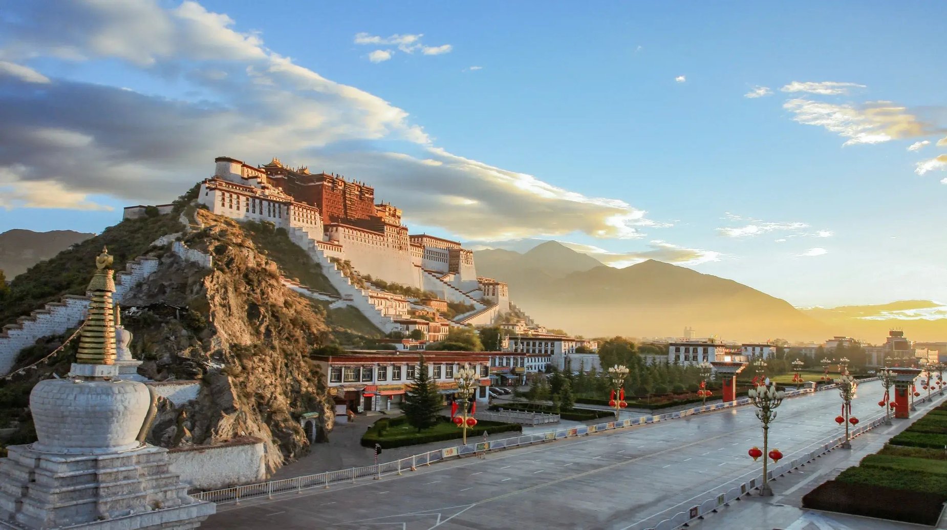 Potalapaleis Tibet Lhasa shutterstock_1164051364
