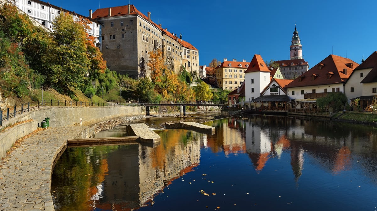 NIEUWcesky-krumlov-jez-jeleni-lavka-hrad-a-zamek-podzim