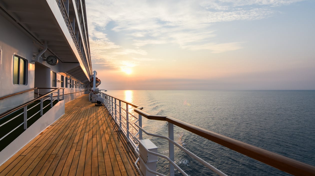Cruiseschip dek bij zonsondergang Atlantische oceaan
