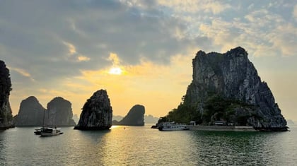 3112-Celebrity-Solstice-Ha-Long-Bay-zonsondergang