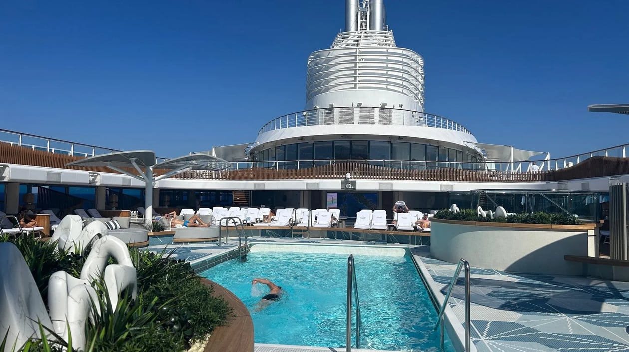 Allura-Oceania-Cruises-Zonnedek-Zwembad-Aft