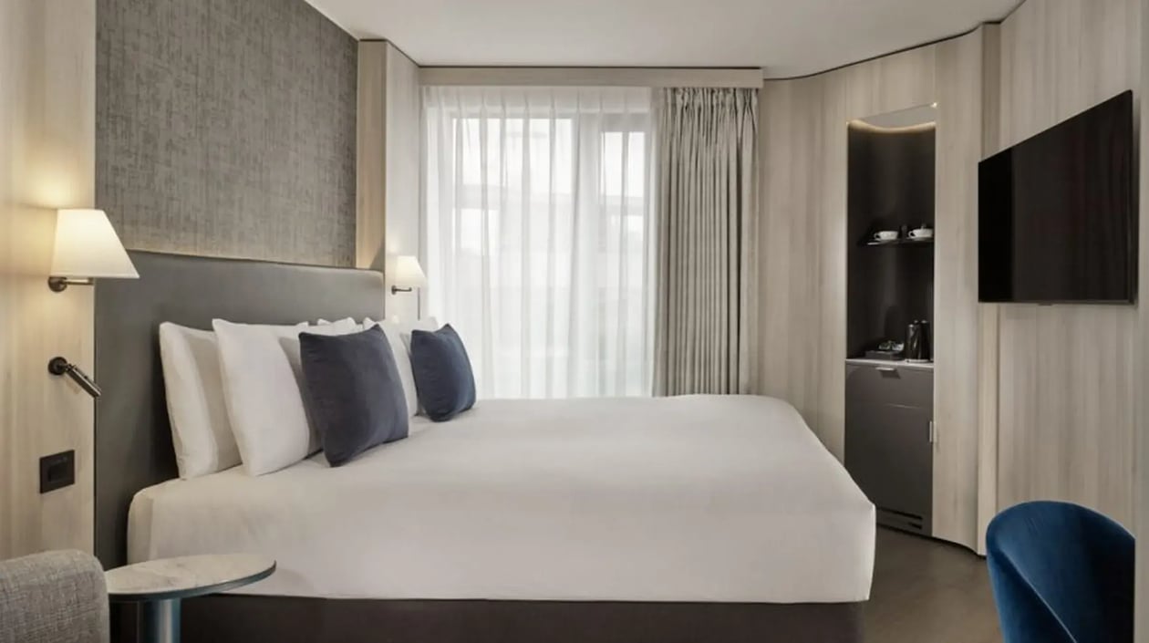The-Westminster-London-Curio-Collection-by-Hilton-Guest-Room-3-880x580