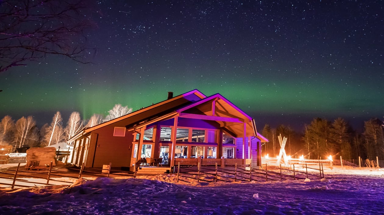 Restaurant Aitta under Aurora Borealis in Apukka Resort Rovaniemi Lapland Finland (3)