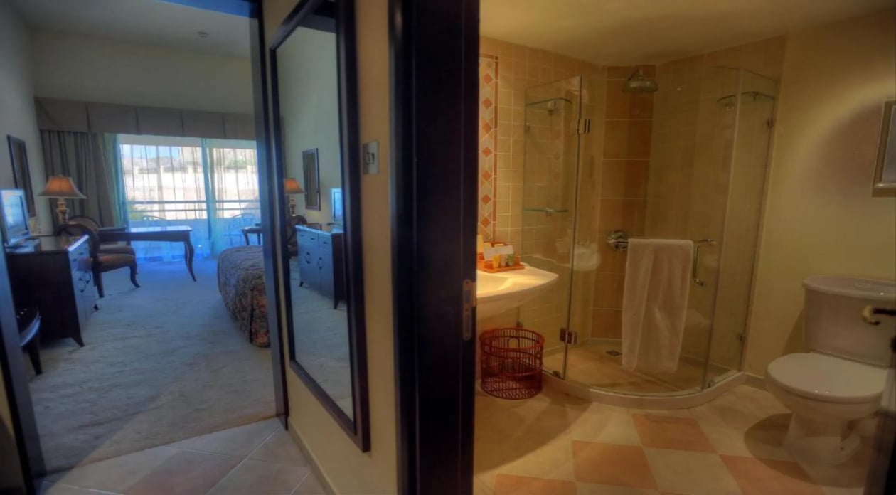 Grand Hotel Excelsior - Classic Room - Entrance and Bathroom