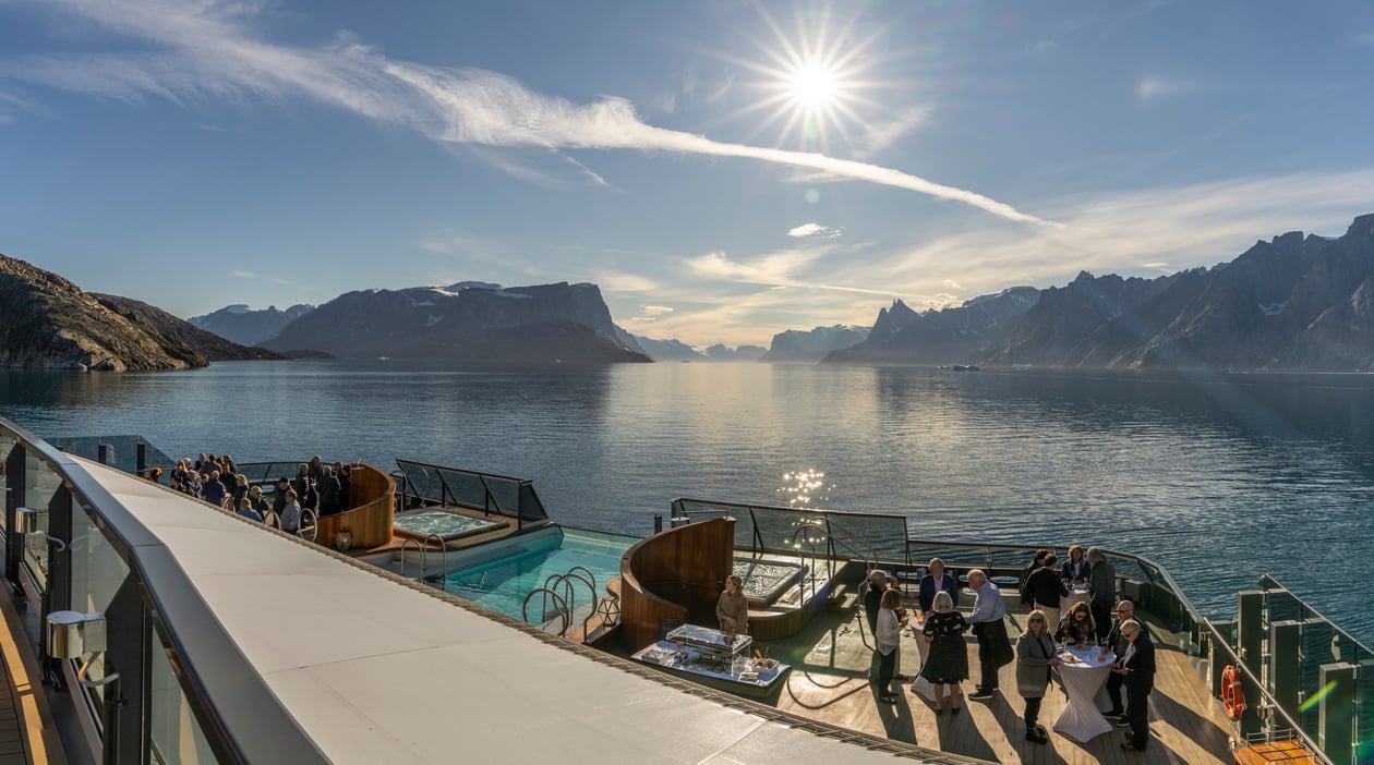 Seabourn Venture dek