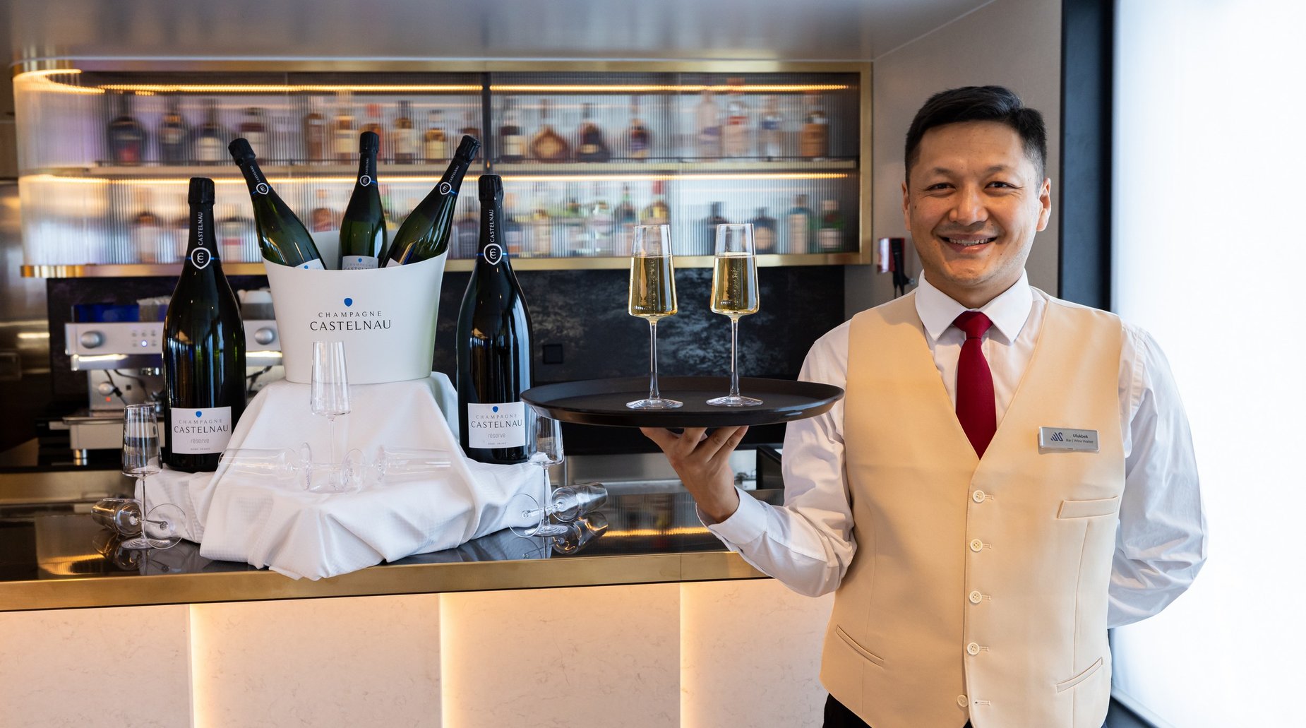 Observation Lounge Barman Champagne 2