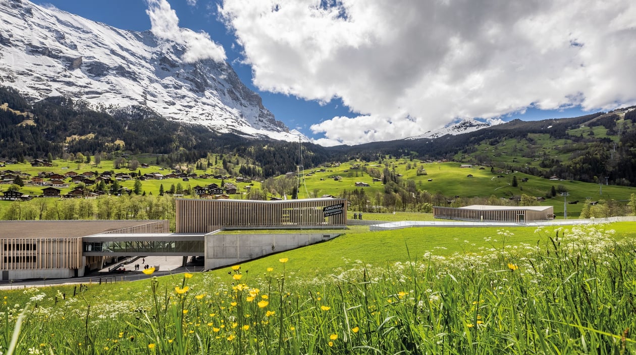 Grindelwald-Terminal-Parkhaus-Aussenansicht-Eiger-Blumenwiese