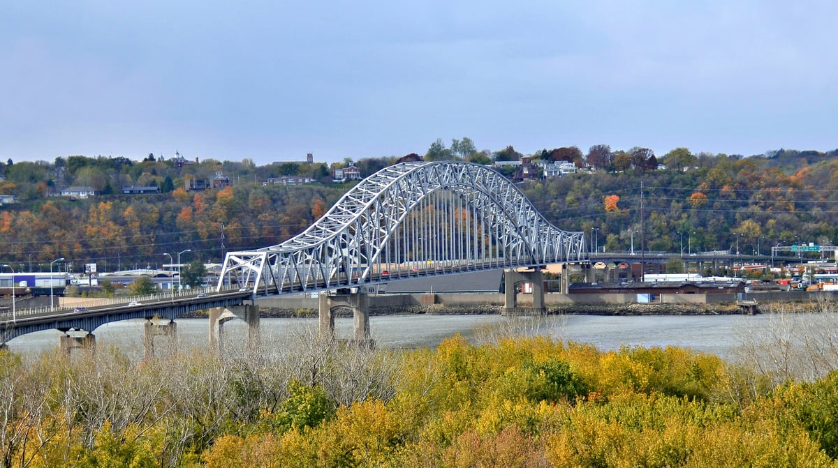 2 Dubuque_Iowa_Julien_Dubuque_Bridge