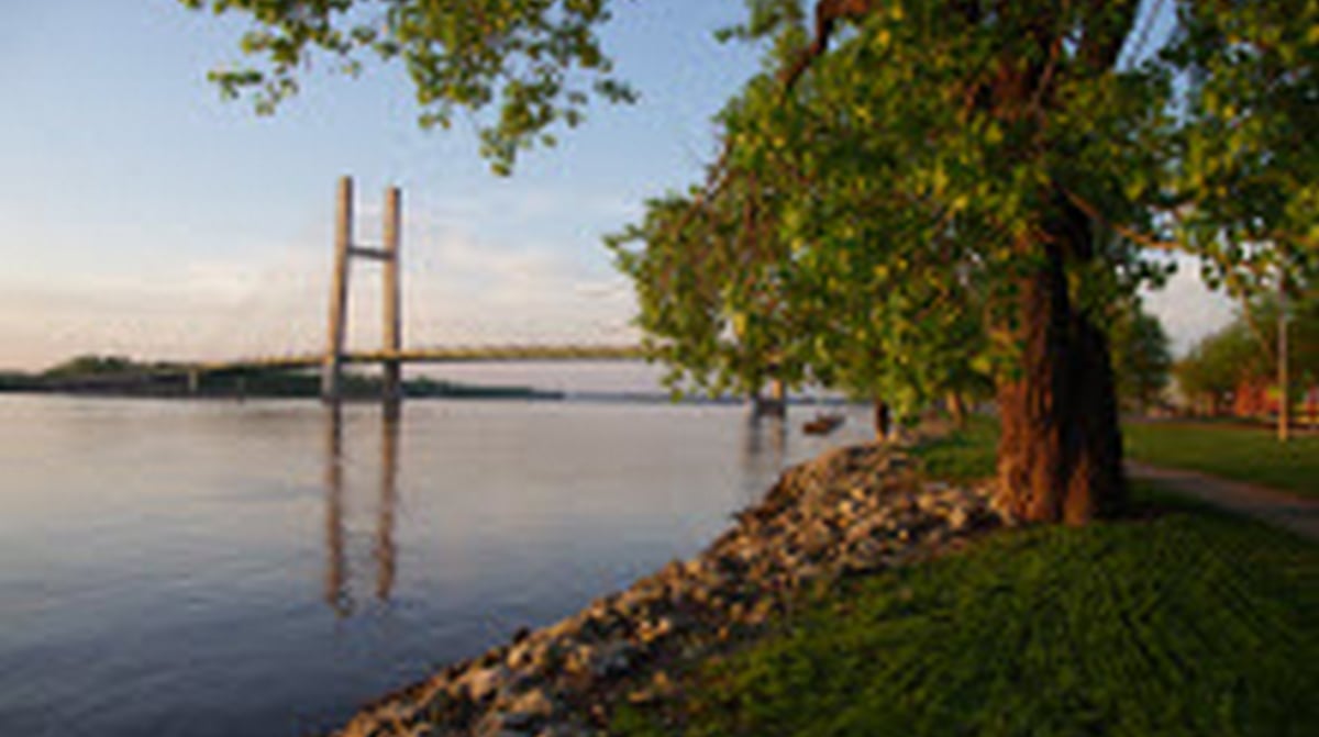 Burlington-AmericanQueen-Port-Mississippi-River-View