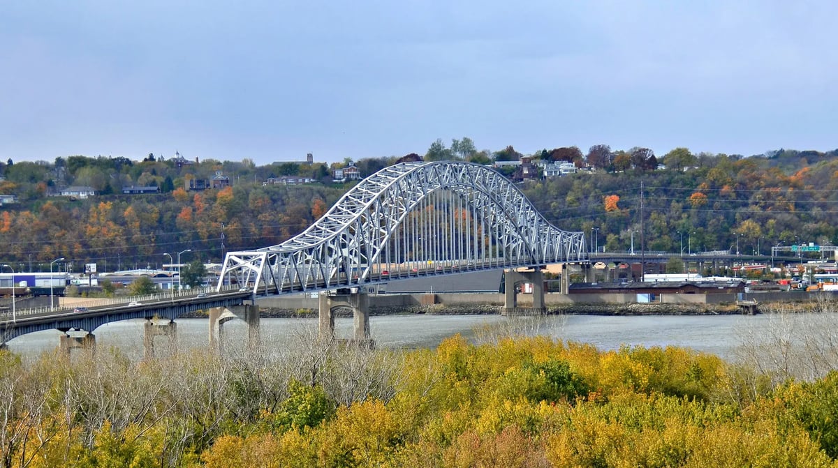 2 Dubuque_Iowa_Julien_Dubuque_Bridge