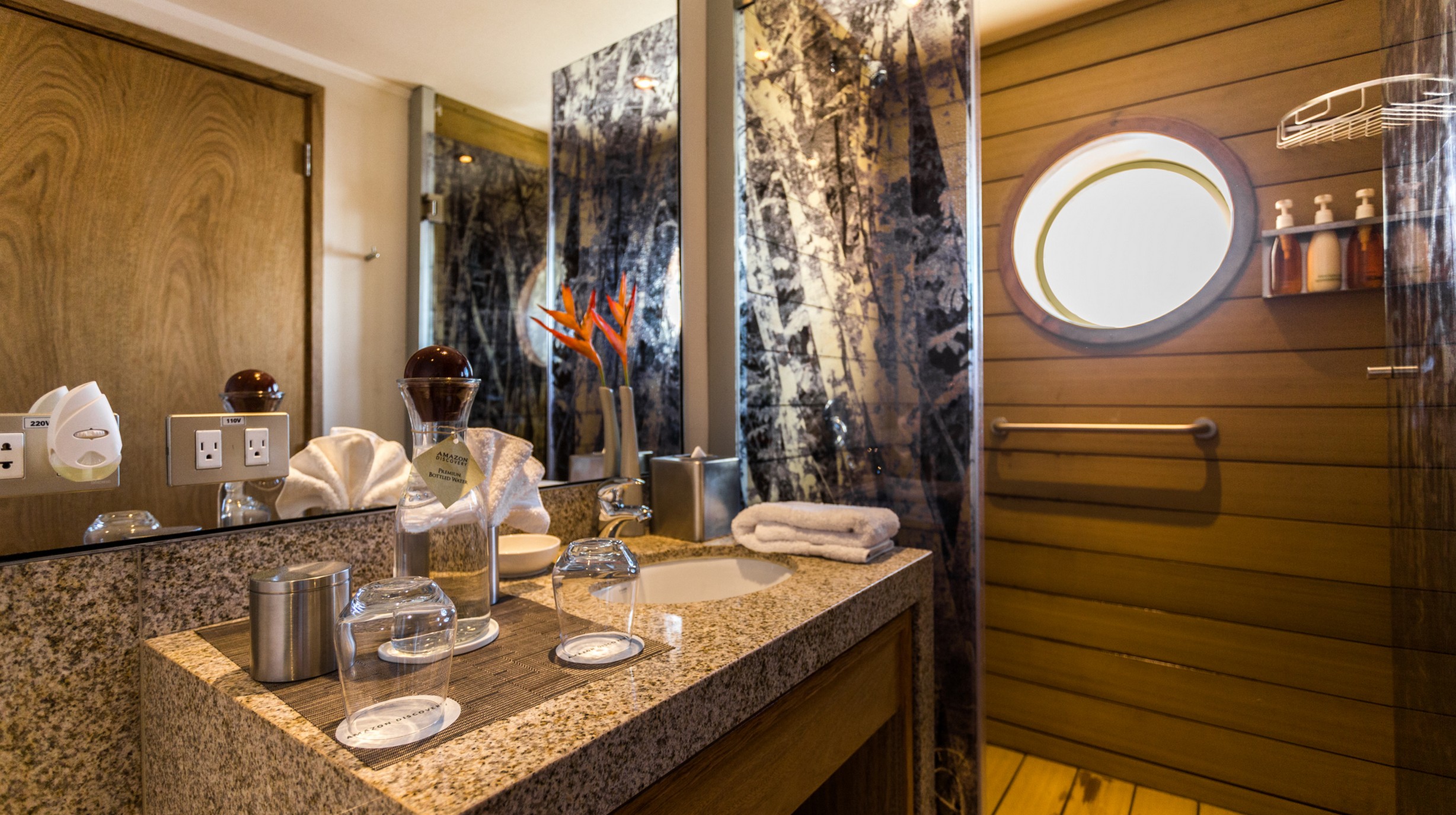 Delfin III Corner Suite badkamer