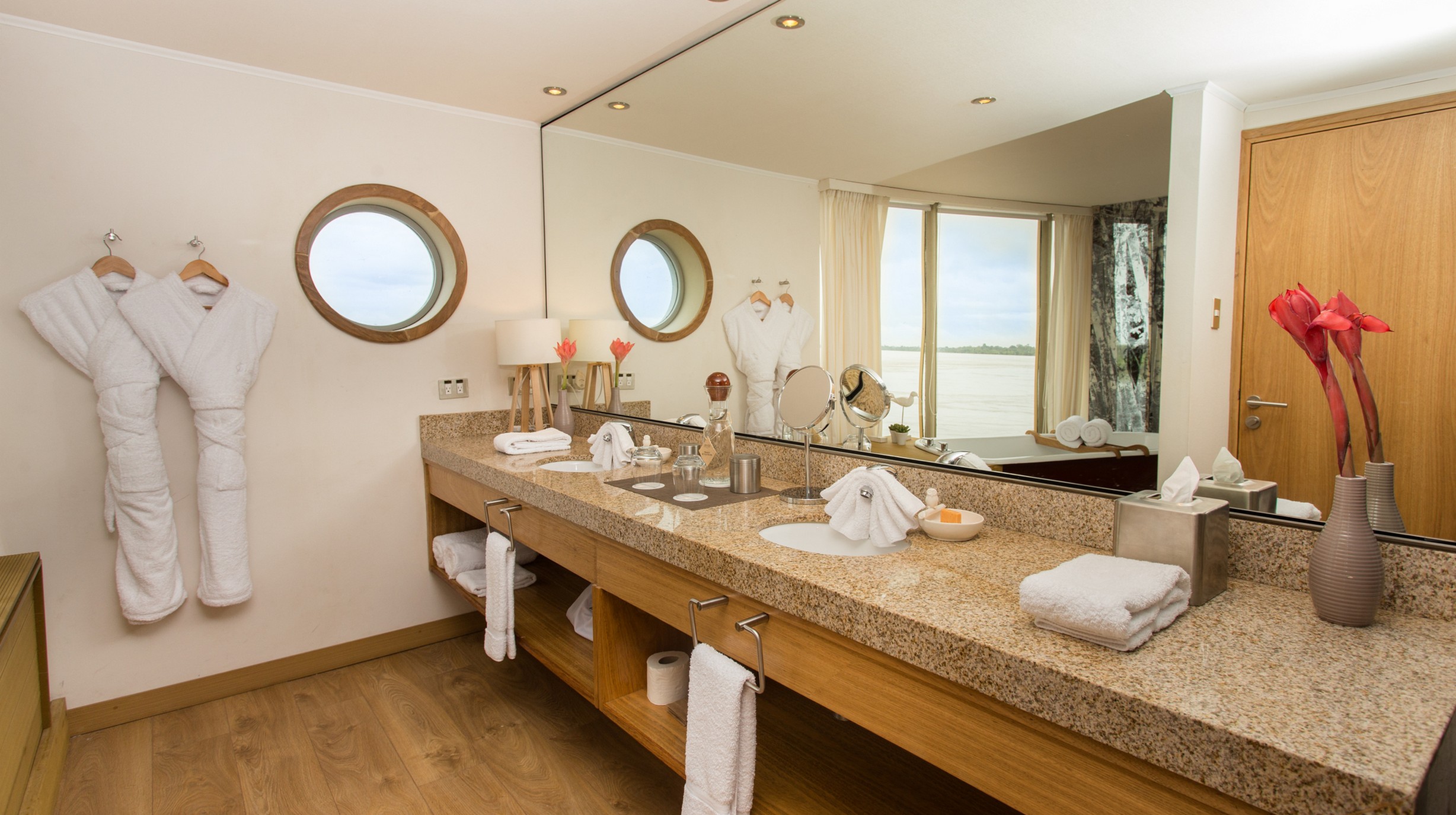Delfin III Owners suite badkamer