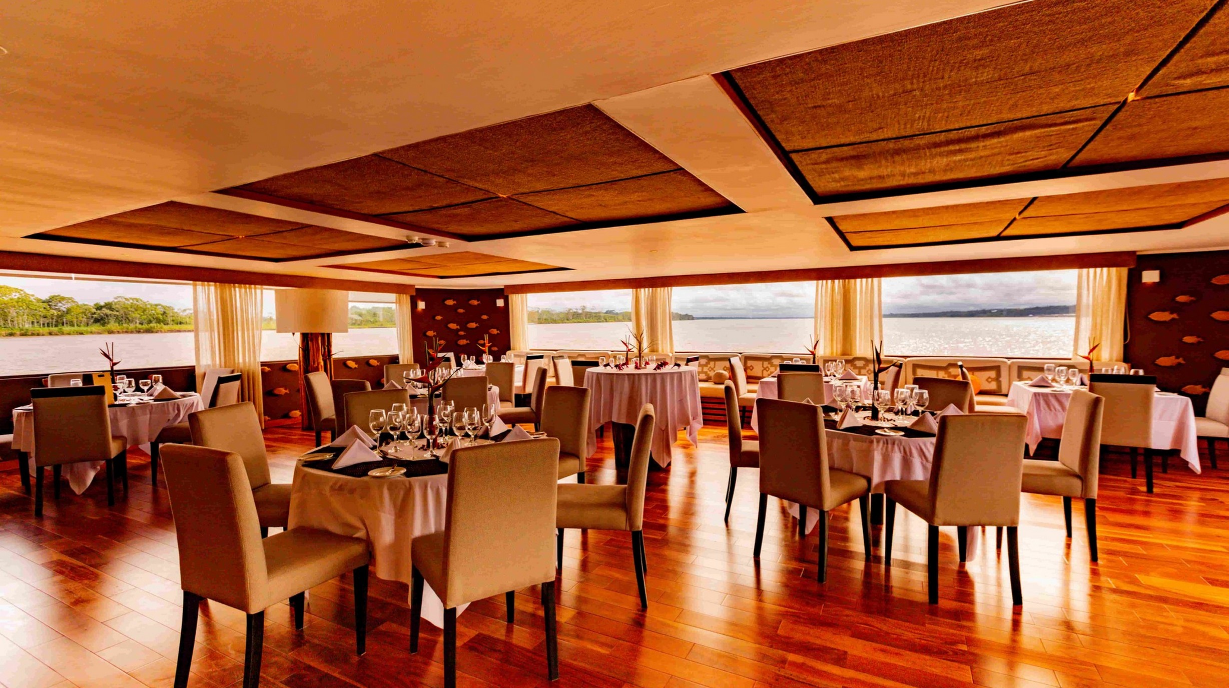 Delfin III Luxe restaurant