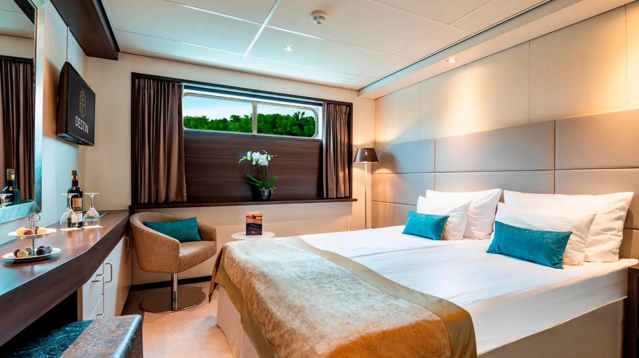 Amadeus Brilliant C-cabine met Destin logo