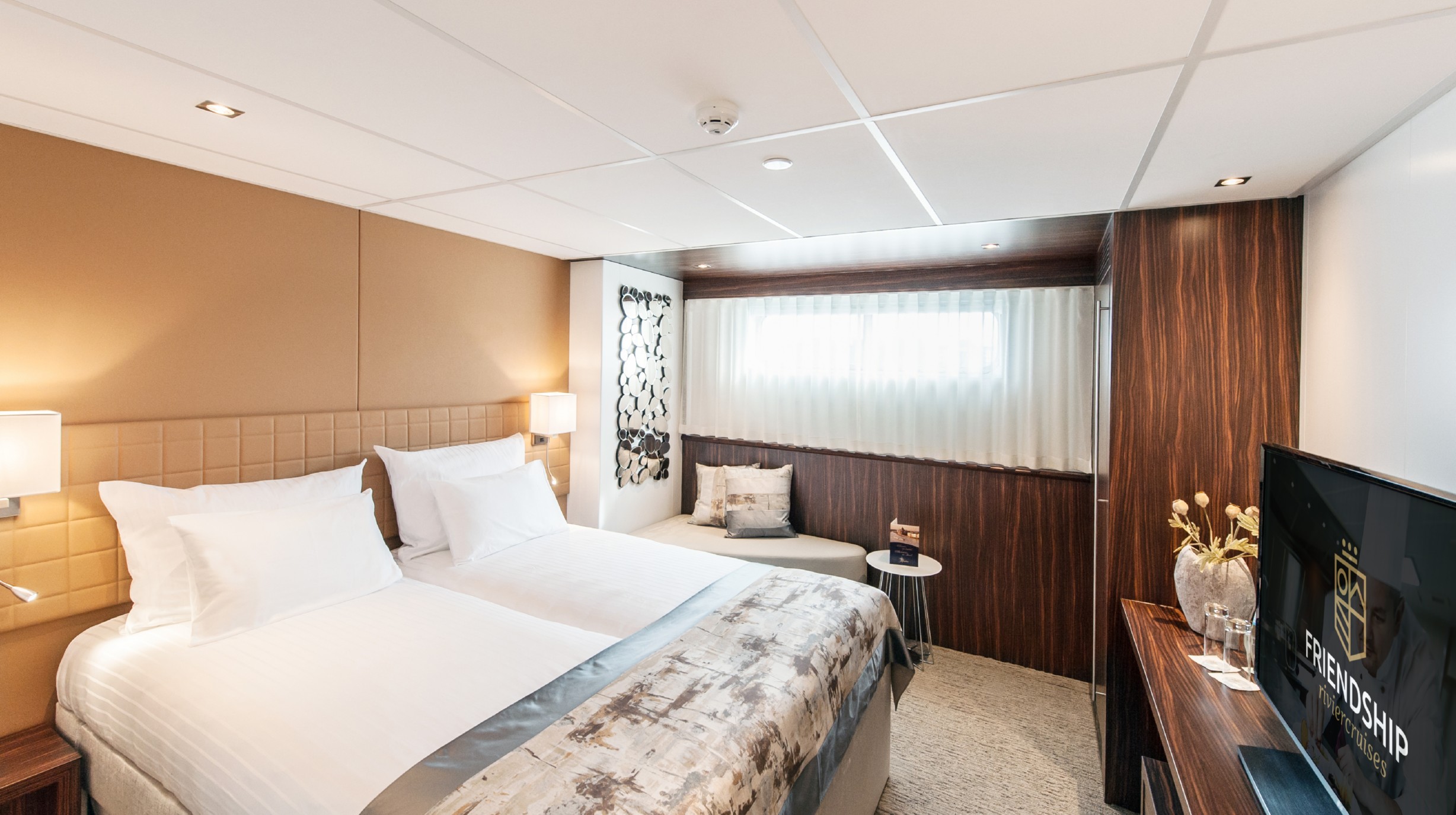 C cabine met logo Amadeus Queen