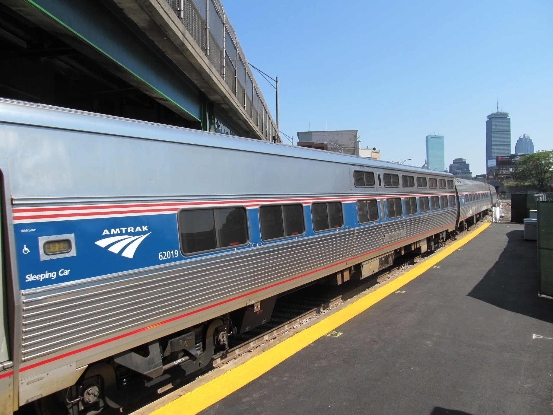 Viewliner_on_Lake_Shore_Limited_at_Yawkey