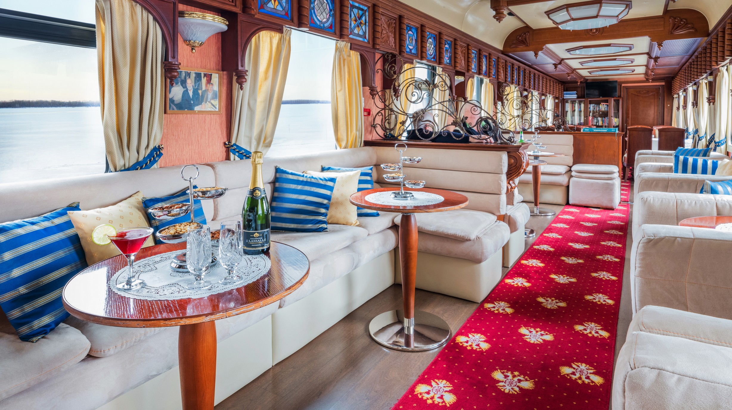 Bar Lounge Car (3)