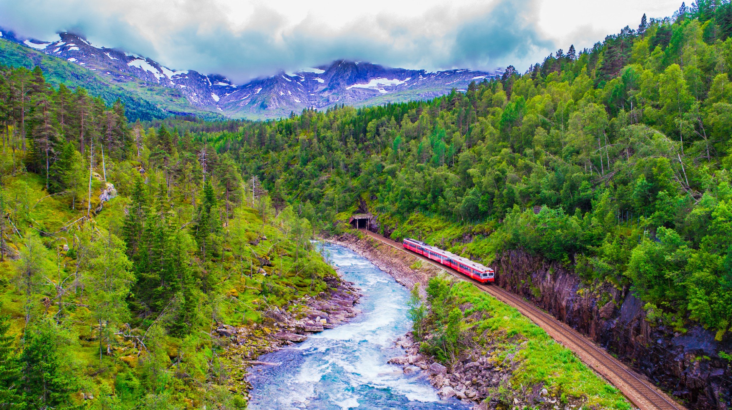 Bezoek bezienswaardige steden in Noorwegen per trein over de mooiste treintrajecten van Europa