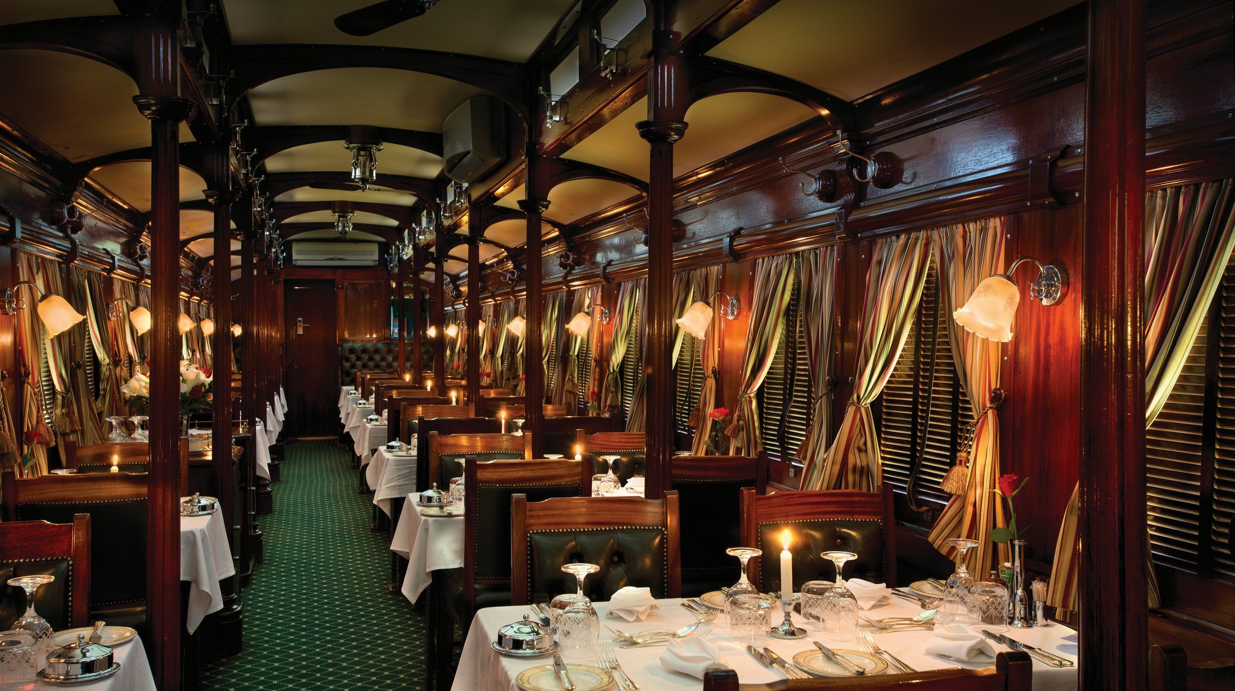 Rovos Rail Restaurant 's avonds